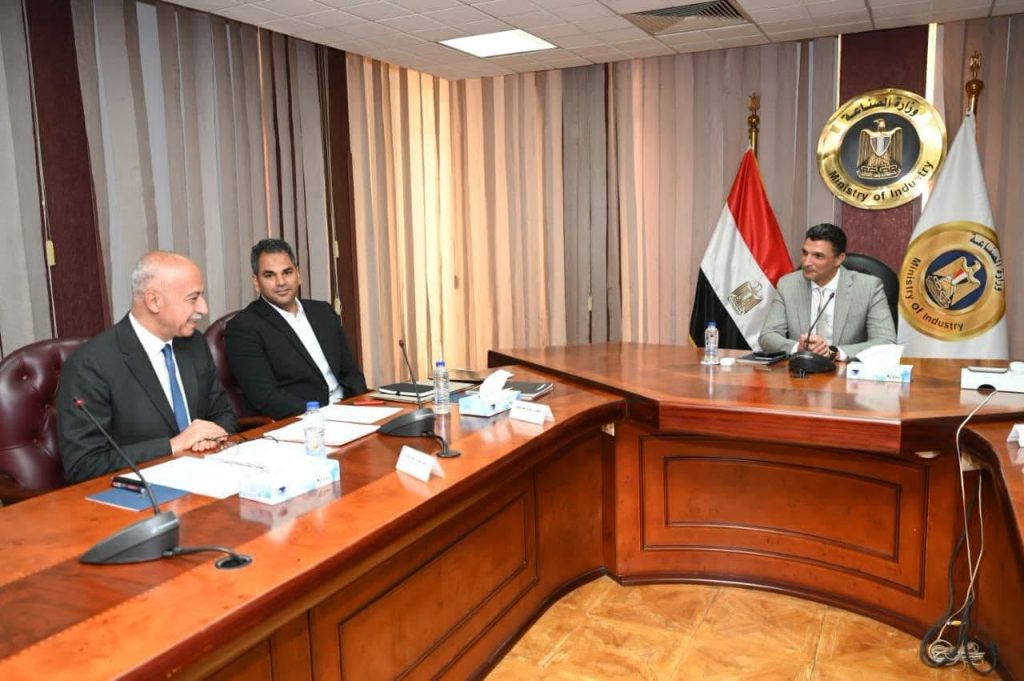 “الصناعة” تبحث خطط “أونا إلكتريك” للتوسع في تصنيع المهمات والمكونات الكهربائية “الصناعة”-تبحث-خطط-“أونا-إلكتريك”-للتوسع-في-تصنيع-المهمات-والمكونات-الكهربائية